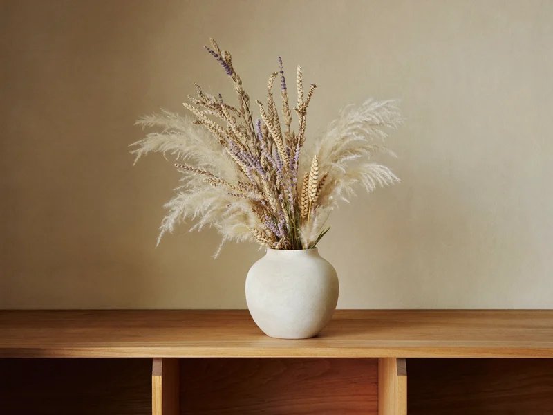 Herbe de la pampa, lavande et blé séchés dans un vase en céramique mate.